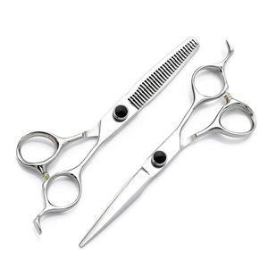 ใบมีดสแตนเลส6CR สีเงินกรรไกรตัดผมแบบตรงใช้ในร้านเสริมสวยอุปกรณ์เสริมความงามใช้ตัดผมแบบคมขนาดตามสั่ง - Product Image 1