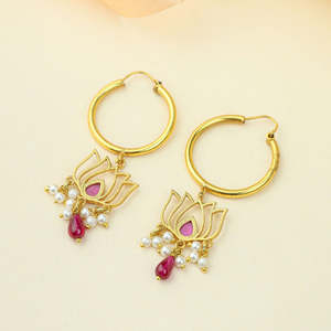 Pendientes de Aro Colgantes Anokhi Vintage en Tono Dorado con Perlas de Agua Dulce y Diamantes, Diseño Floral, Regalo para Bodas Cristianas - Product Image 4