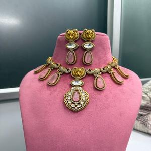 Ensemble de collier de qualité supérieure, design magnifique, peut être porté avec des tenues ethniques et occidentales, parfait pour les soirées - Product Image 1