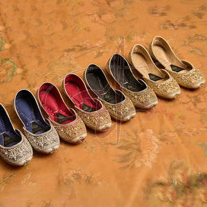 Vente en gros de chaussures Khussa pour femmes, sur mesure, en soie brute, antidérapantes, de haute qualité, design tendance, nouvelle arrivée, produit phare - Product Image 5