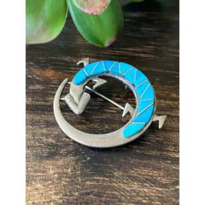 Broche/Pin de Plata de Ley con Incrustaciones de Turquesa Sleeping Beauty de Wilson Dawes, Elegante Regalo para Ocasiones Especiales - Product Image 4