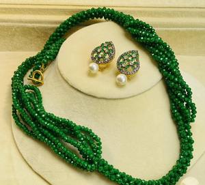 Conjunto de Joyería de Lujo con Collar de Cuentas de Cristal de Amatista Morada de Varias Capas y Aretes con Diseño Floral de Lágrima Chapados en Oro - Product Image 4