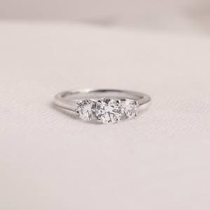 Bague de fiançailles Moissanite coupe ronde de 6.5mm | Bague en or ou en argent à trois pierres | Anniversaire de mariage de mariée bijoux fins OEM - Product Image 1