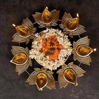 Urli décoratif en laiton de conception attrayante avec des ensembles de bougeoirs pour la décoration de mariage Diwali Special Urli par HAND MADE CRAFT