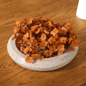 Bol en pierre de travertin avec un design arrondi et lisse, offrant une élégance naturelle, une fabrication durable et un style de décoration intérieure polyvalent - Product Image 4
