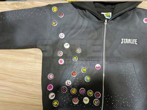 Sudadera con Capucha Extra Grande Unisex Personalizada de Invierno con Cierre, Estilo Desgastado, Parches, Bordado de Tapa de Botella, Pedrería, 100% Algodón Digital - Product Image 6