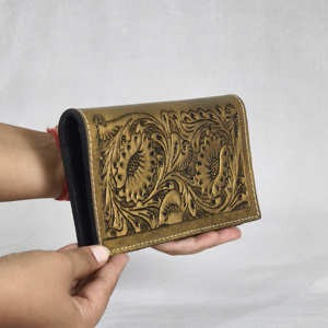 Nuevo Porta Pasaportes Corto de Cuero Genuino con Grabado Floral Único, Anti-Robo, Hecho a Mano, Plegable, Regalo Personalizado - Product Image 2