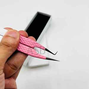 Pinzas de pestañas con empuñadura de diamante rosa y negro con logotipo personalizado Extensiones de punta de fibra puntiaguda de acero inoxidable sostenible - Product Image 1