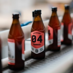 Cerveza Blanca Frambuesa Blanche, Botella Personalizada con Etiqueta Blanca de Alcohol Auténtico, Cerveza Local Bélgica, Paquete de 24 330cl - Product Image 4