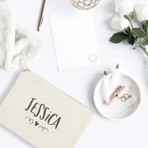 กระเป๋าเครื่องสำอางชื่อเฉพาะบุคคลพร้อมอุปกรณ์เสริมกระเป๋าใส่เครื่องสำอางสำหรับเดินทางสำหรับผู้หญิงรูปหัวใจขนาดเล็ก - Product Image 3