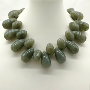 Collier élégant de perles en forme de larme en résine Bold Oversized Chunky Handmade Fashion Jewelry Light Statement Necklace for Women - Product Image 2