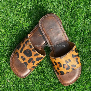 Sandalias de piel con estampado de animales de estilo occidental para mujer auténticas hechas a mano, chanclas informales para exteriores, calzado plano, sandalias con punta abierta - Product Image 4