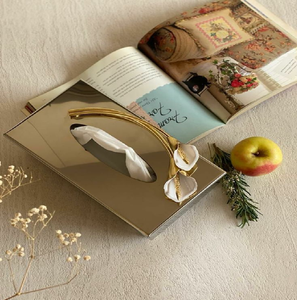 Couvercle de boîte à mouchoirs en cube d'or élégant avec une texture tissée en forme de canne distinctive, offrant une élégance. Disponible au prix de gros. - Product Image 5