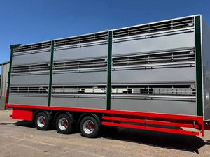 Remolque para Ganado Usado de 30 pies y 3 Pisos, el Más Vendido, Remolque Estándar para Transporte de Caballos Disponible para la Venta - Product Image 2