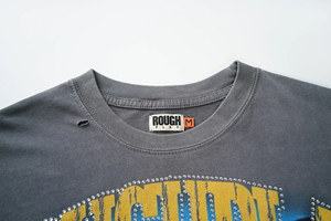 Camiseta de manga corta gris para hombre ROUGHPLAY con estampado de esqueleto de béisbol y diseño de cara sonriente en la espalda, estilo urbano, corte regular - Product Image 2