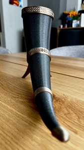 Juego de regalo de cuerno para beber vikingo personalizado con símbolos de mitología nórdica y Funda de cuero cosida a mano para festivales al aire libre - Product Image 4