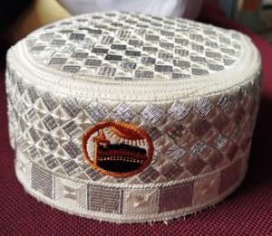 Chapeau de prière musulman exclusif Chapeau Sandale Bugis brodée en argent Kufi Tupi Topi Couronne rigide du Bangladesh - Product Image 6