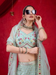 ชุดเลเฮนกาโชลีงานแต่งงานแบบกึ่งสำเร็จรูป คอวี แขนกุด ผ้าจอร์เจตต์สีเขียวอ่อนธรรมชาติ พร้อมผ้าคลุมไหล่ ระบายอากาศได้ดี จากเทรนด์มอลส์ - Product Image 2