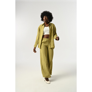 Camisa de Mujer de Talla Grande, Color Sólido, Tela Arrugada con Detalle de Botones, Parte de la Colección de Diseño - Product Image 1