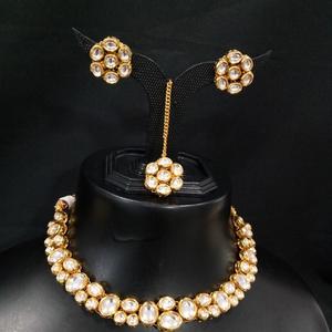 ชุดโชคเกอร์ Kundan พร้อมต่างหูน่ารักและชุดคลาสสิก Tikka สำหรับผู้หญิงคอลเลกชันงานแต่งงาน - Product Image 1