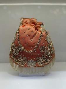 Bolsa Potli de seda de diseñador de moda con detalles de cuentas en patrón de cubo y Asa única Ideal para ropa de fiesta y boda - Product Image 2