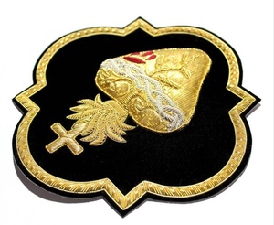 ศิลปะการปะติดรูปหัวใจศักดิ์สิทธิ์สำหรับเสื้อคลุมคาทอลิกบนกำมะหยี่สีดำ - Product Image 3