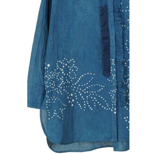 Chemise en lin AMBER 53 avec imprimé floral brodé, bleu indigo doux avec une belle décoration brodée - Product Image 3