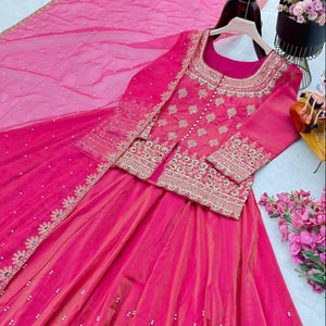 ชุดเลเฮนกาโชลีสไตล์อินเดีย-ปากีสถานสำหรับผู้หญิง ประดับเลื่อมและงานปักอย่างสวยงาม พร้อมผ้าคลุมไหล่แบบดั้งเดิม เหมาะสำหรับงานปาร์ตี้ ใส่ได้รวดเร็ว - Product Image 4