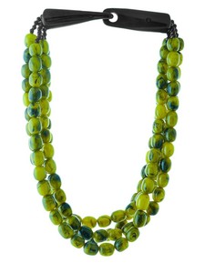 Collier ras du cou statement fait main multicouche et épais pour femme, finition brillante, motif modèle, perles en résine multicolores, ange - Product Image 3