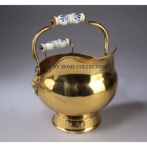 Cubo de carbón de metal de acero extrafuerte con aislamiento térmico, lo que lo hace ideal para manejar brasas y cenizas de forma segura - Product Image 4