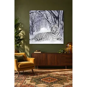 Impresión en lienzo de Fida: Tigre blanco acostado en un bosque nevado - Product Image 4