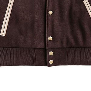 Veste universitaire en laine mélangée avec manches en faux daim, couleurs marron beige, différentes coloris avec patch en chenille et boutons-pression - Product Image 6