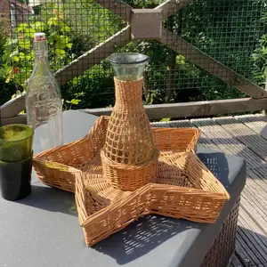 Hot Sale Unique Design Wicker Star-Shape Rattan Serving Tray With Center Locate Chip Dip Or Bottle Holder Tableware Items Decor