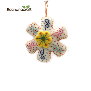 Ornement de flocon de neige en feutre fait à la main pour décor d'hiver Décorations de Noël uniques - Product Image 1