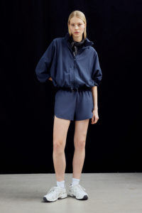 Short de sport bleu marine taille haute pour femme personnalisé respirant maigre à la mode brodé motif chaud en gros personnalisé - Product Image 2