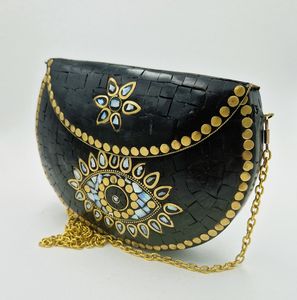 Pochette de soirée luxueuse à finition métallisée pour femmes, conçue pour la nuit, sac de soirée unique, sac à main de fête de luxe avec bandoulière chaîne - Product Image 4