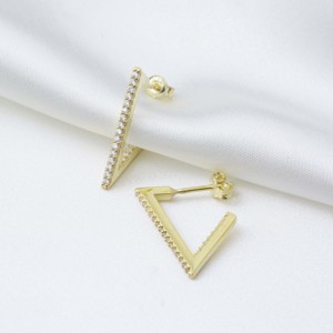 Boucles d'oreilles géométriques en zircon, design triangulaire, fabrication artisanale turque, bijoux en argent sterling 925, vente en gros - Product Image 6