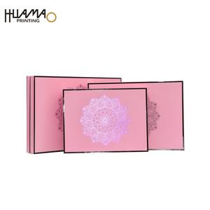 กล่องกระดาษแข็งแบบแข็งสีชมพูสั่งทำได้ ยี่ห้อ Huamao พร้อมพิมพ์โลโก้ 4 สี และเคลือบ Spot UV สำหรับบรรจุภัณฑ์เสื้อยืดและเสื้อผ้า - Product Image 2