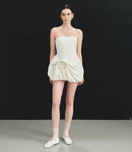 Robe bustier en taffetas blanc premium, élégante, avec accent floral 3D, fabriquée au Vietnam - Product Image 2