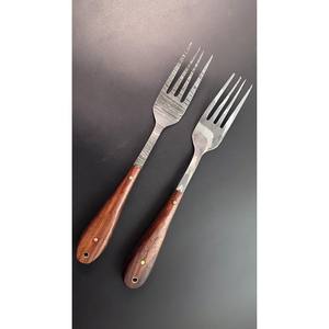 Juego de Cubiertos de Acero Inoxidable Ecológico de Lujo Hecho a Mano con Grabado de Iniciales, Regalo Personalizable para Uso en el Hogar y Restaurantes - Product Image 5