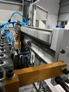 เครื่องเป่าขวดอัตโนมัติ 4 ช่องสำหรับงานอุตสาหกรรม DIY ผลิตขวดได้ 3500 ขวด/ชั่วโมง ปรับแต่งได้ตามความต้องการ OEM/ODM เครื่องทำขวดพลาสติก รุ่นที่ 1 - Product Image 5