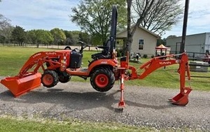 Tractor Kubota LA340 de 30 HP con tracción en las 4 ruedas, cargador frontal y retroexcavadora, color rojo, tractor de jardín. - Product Image 4