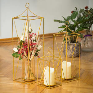 Linternas colgantes de metal y vidrio de estilo vintage para el hogar y la decoración de mesa de Navidad Linterna de piso de vidrio de color dorado - Product Image 1