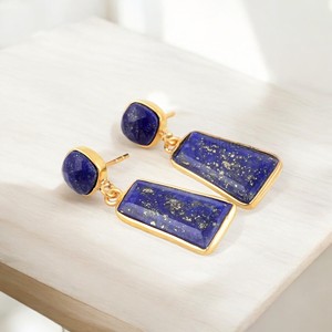 Belle boucle d'oreille Lapis Lazuli déclaration boucle d'oreille plaquée or 18 carats bijoux en pierres précieuses à facettes faits à la main boucle d'oreille en argent sterling 925 - Product Image 1