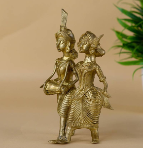 Escultura artística Dokra de un pájaro campana de latón/pavo real, una artesanía de metal antigua con tallas, disponible a precios al por mayor. - Product Image 2