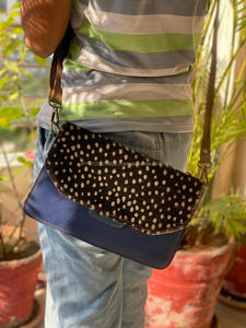 กระเป๋าสะพายคาดลำตัวหนังรีไซเคิลทำด้วยมือสำหรับผู้หญิงกระเป๋าหนังแฟชั่นขนสั้นมีซิปซับในไนลอนพิมพ์ลายสัตว์ - Product Image 2