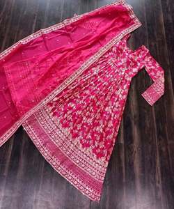 Stravagante abito da festa in Chiffon con vivace stampa digitale e trasparente rivestimento Anarkali.