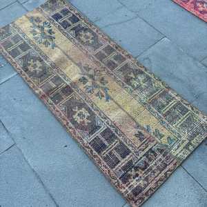 Alfombra Turca Vintage de Lana de 2.1x5 pies, Diseño Floral con Parches Azules, Ecológica con Base de Látex - Product Image 4