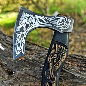 Hacha Vikinga Hecha a Mano con Hoja Grabada Nórdica y Mango de Madera para Uso en Supervivencia - Product Image 3