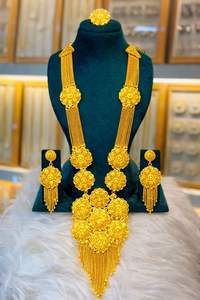 Conjunto de Collar Gargantilla con Diseño de Hoja Chapada en Oro con Aretes y Anillo a Juego |   Modelo 23200 de Imitación Tradicional India al por Mayor - Product Image 4